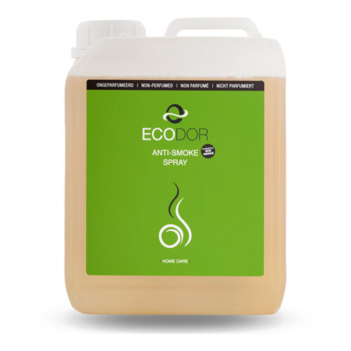 Witte 2,5 liter navul jerrycan EcoSmoke van Ecodor tegen rooklucht, met een witte dop en een groene sticker met gebruiksaanwijzing en productinformatie op de achterkant. Op de voorkant staan de merknaam Ecodor en EcoSmoke, samen met een afbeelding.